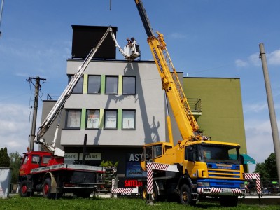 Osadenie a montáž reklamného panelu, Trnava (Žeriav - Scania LUNA GT 35_30, Plošina - TATRA CELLA 22m  