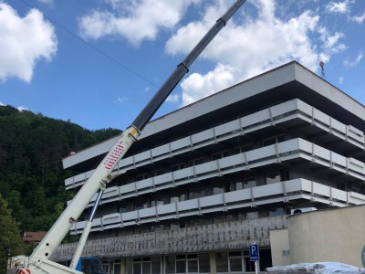 Osadenie klimatizačných jednotiek hotel Slovakia Trenčianske Teplice s 60 tonovým žeriavom