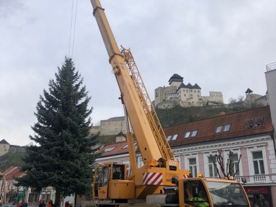 Osadenie vianočného stromčeka v Trenčíne na námestí so žeriavom mb luna at 40_35