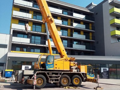 Vykladanie substrátu , záhradného materiálu , stromčekov na terasu novej bytovky na ul. Andreja Žarnova Trnava