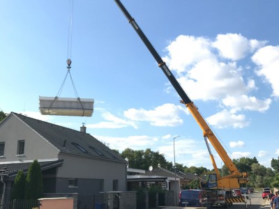 Dňa 24. 5. 2018 vo Zvončíne sme ponad strechu rodinného domu ukladali 700 kg bazén do výkopu.